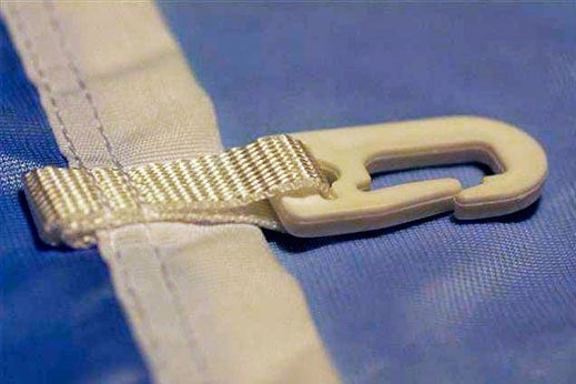 Hissfahne mit schwarzem Besatzband für Masten mit Ausleger