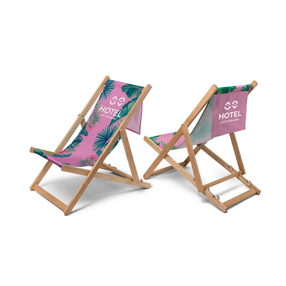 Stabiler Gastro-Liegestuhl mit Werbeaufdruck in einem modernen Beachclub – wetterfest und belastbar bis 110 kg.