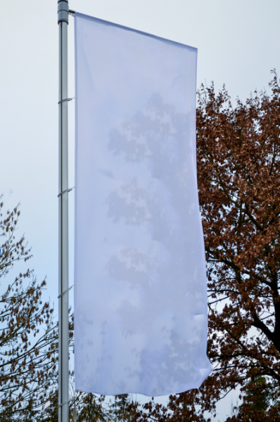 Hissfahne mit schwarzem Besatzband für Masten mit Ausleger