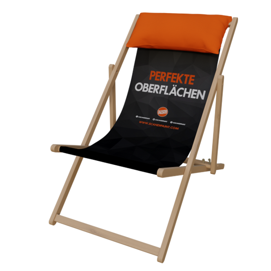 Bedruckter Liegestuhl mit Kissen