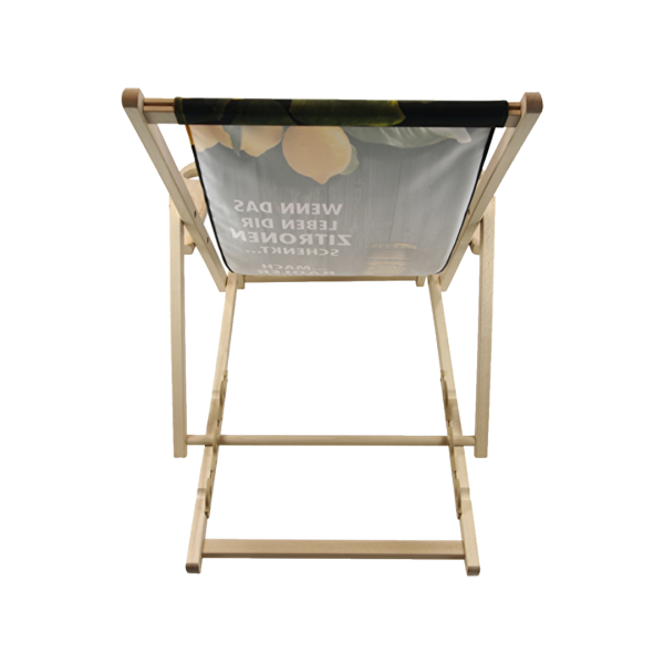 Bedruckter Liegestuhl mit Kissen