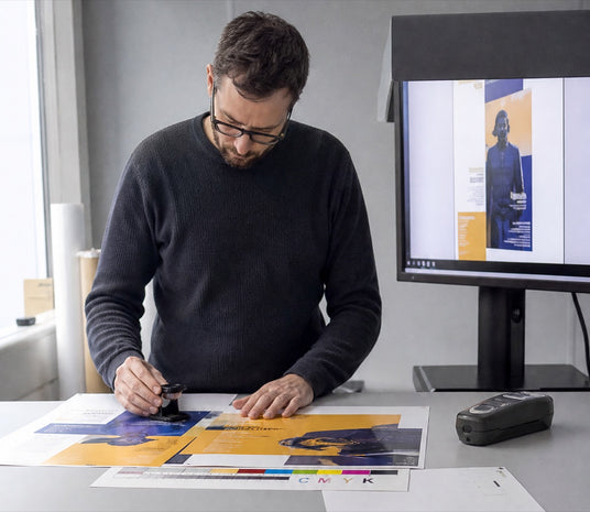 Grafiker prüft einen Proof in der Druckvorstufe