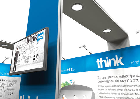 Design-Messestand 6x3 m mit Multimedia-Brücken PremiumFrame C4 – Detailansicht