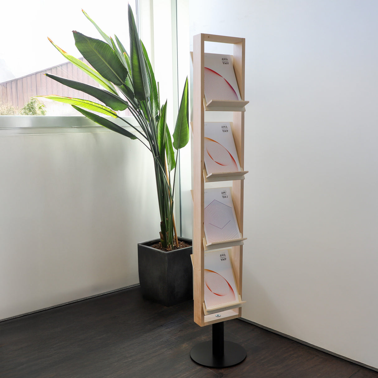 Compact Wood Prospektständer aus FSC-Holz