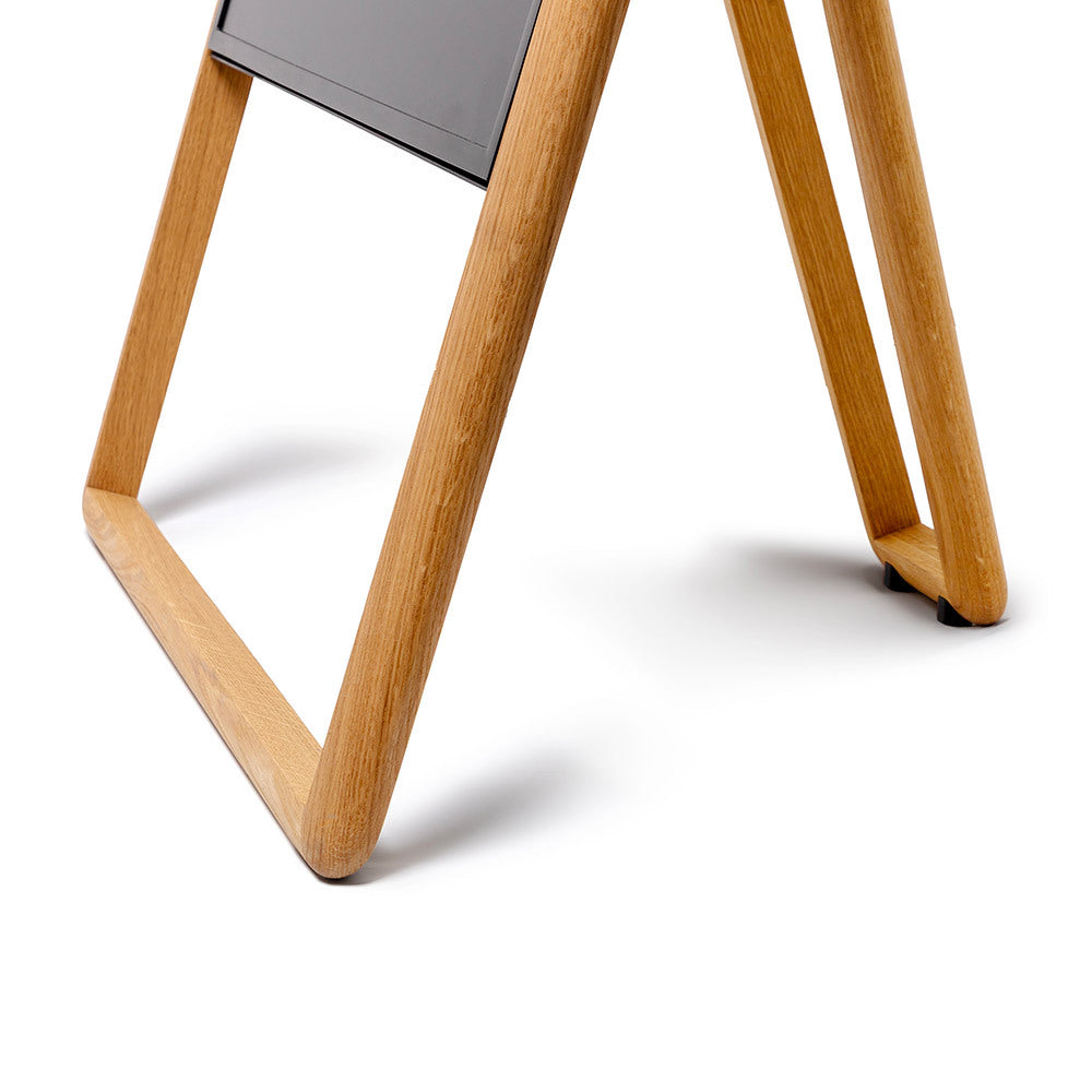 digitaler-kundenstopper-holzgestell
