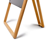 digitaler-kundenstopper-holzgestell