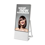 digitaler kundenstopper weiß, mobil und faltbar, zusammeklappbar mit rollen. ideal für promotions, messe, events, kongresse und infostand. Auch als digitaler Wegweiser nutzbar