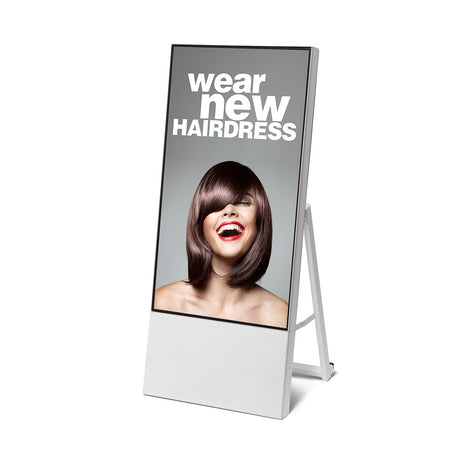 digitaler kundenstopper weiß, mobil und faltbar, zusammeklappbar mit rollen. ideal für promotions, messe, events, kongresse und infostand. Auch als digitaler Wegweiser nutzbar