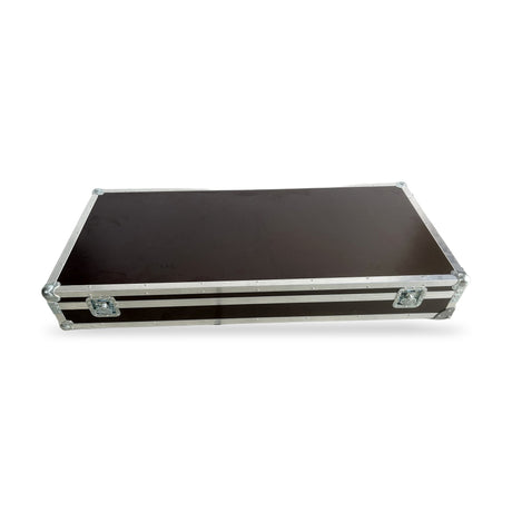 Transportkoffer / Flightcase für Mobile Infostele SKY 43" – geschlossen mit Butterfly-Verschlüssen und Eckrollen