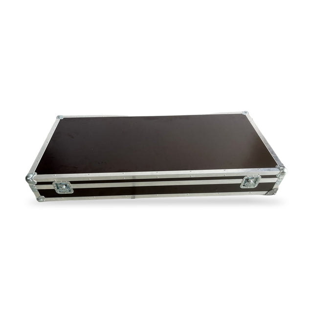 Transportkoffer / Flightcase für Mobile Infostele SKY 43" – geschlossen mit Butterfly-Verschlüssen und Eckrollen